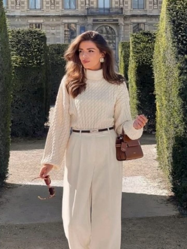 Padu padan cable knit krem dengan celana wide-leg